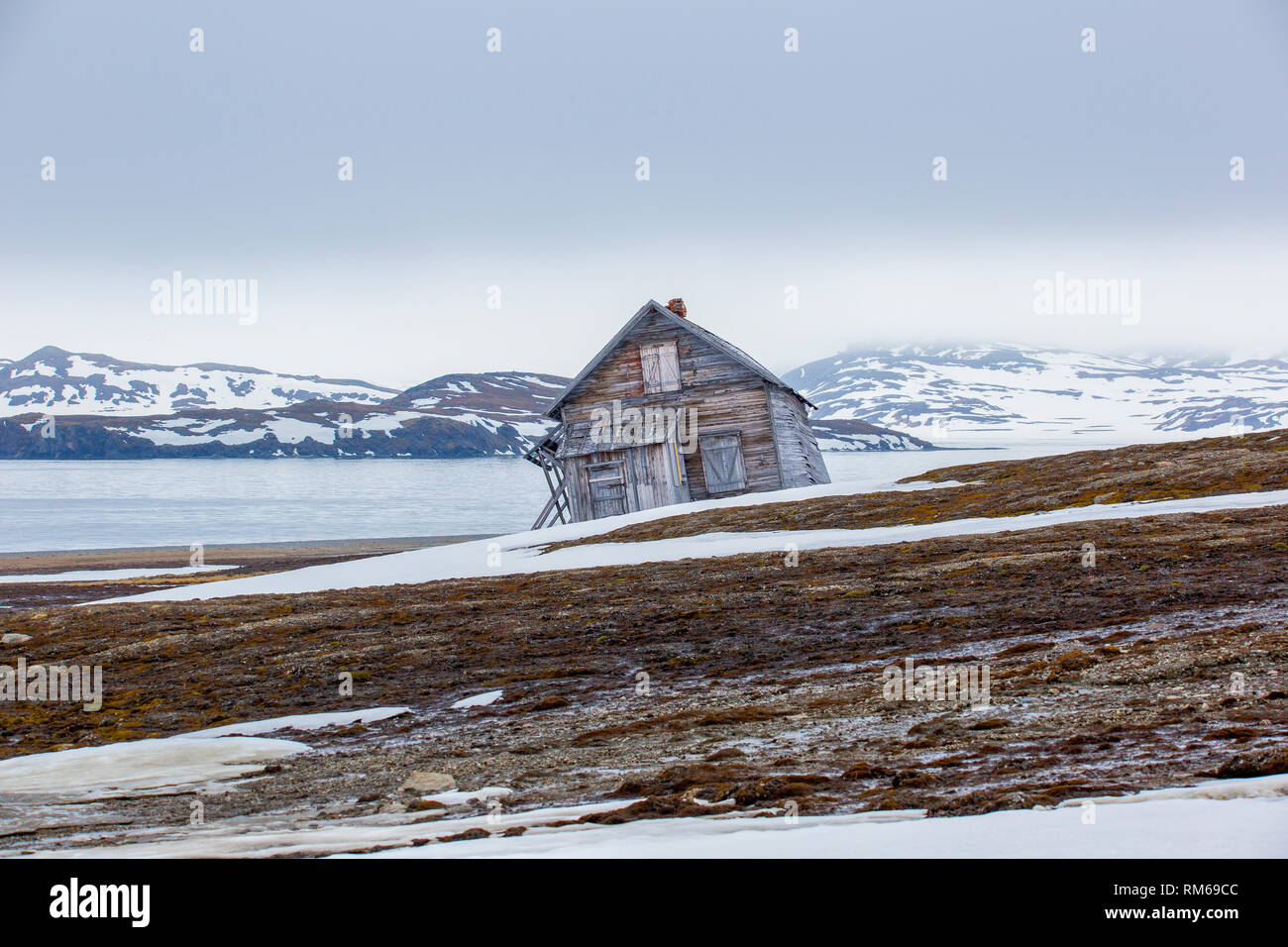 Cabane de chasse sur la côte de l'Arctique en été. Ahlstrandhalvoya, Bellsund, Spitzberg, archipel du Svalbard, Norvège, Scandinavie Banque D'Images