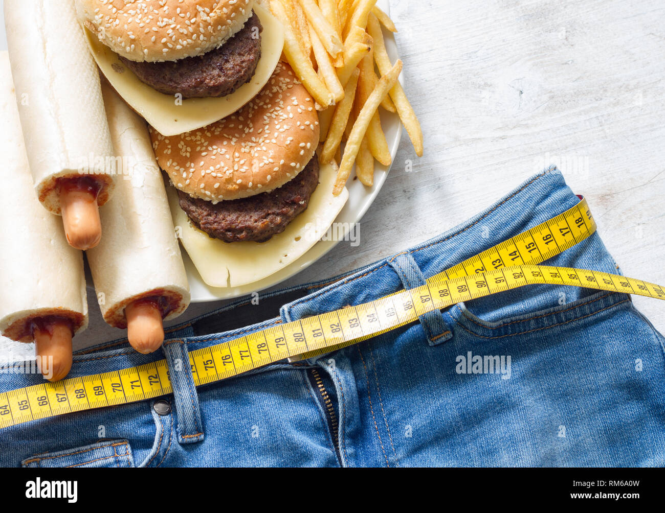 Fast food junk malsain et trop petits vêtements avec style de vie concept  abstrait centimètre Photo Stock - Alamy