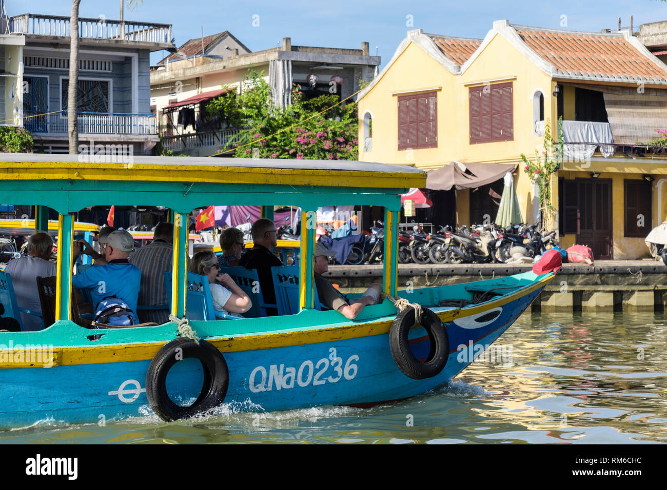 Les touristes à bord d'un bateau naviguant sur la rivière Thu Bon tour. Hoi An, Quảng Nam Province, Vietnam, Asie Banque D'Images