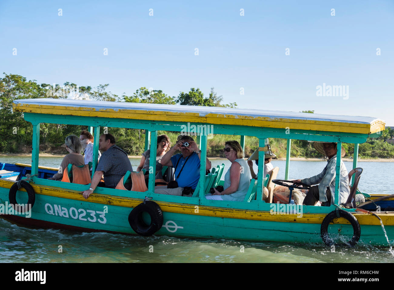 Touristes à bord bateau naviguant sur la rivière Thu Bon tour. Hoi An, Quảng Nam Province, Vietnam, Asie Banque D'Images
