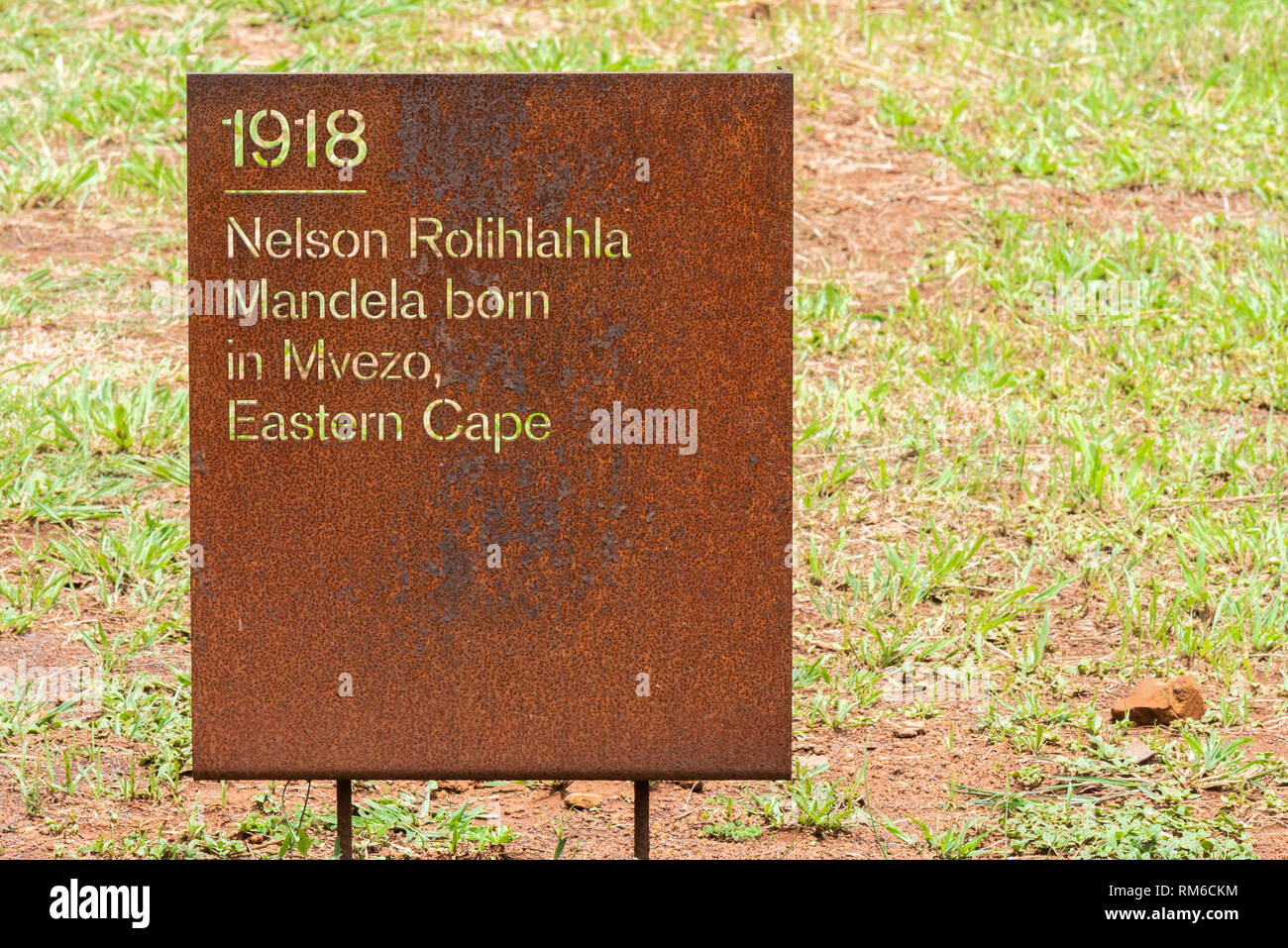 Une plaque marquant la naissance de Nelson Mandela à la Nelson Mandela site de capture, Midlands du Natal, Afrique du Sud. Banque D'Images