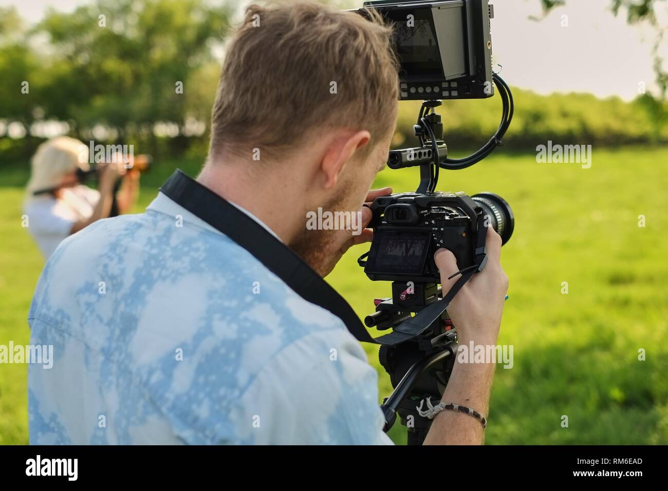 Vidéographe professionnel enregistrement avec une caméra vidéo professionnelle décodeur et diffusion. Banque D'Images