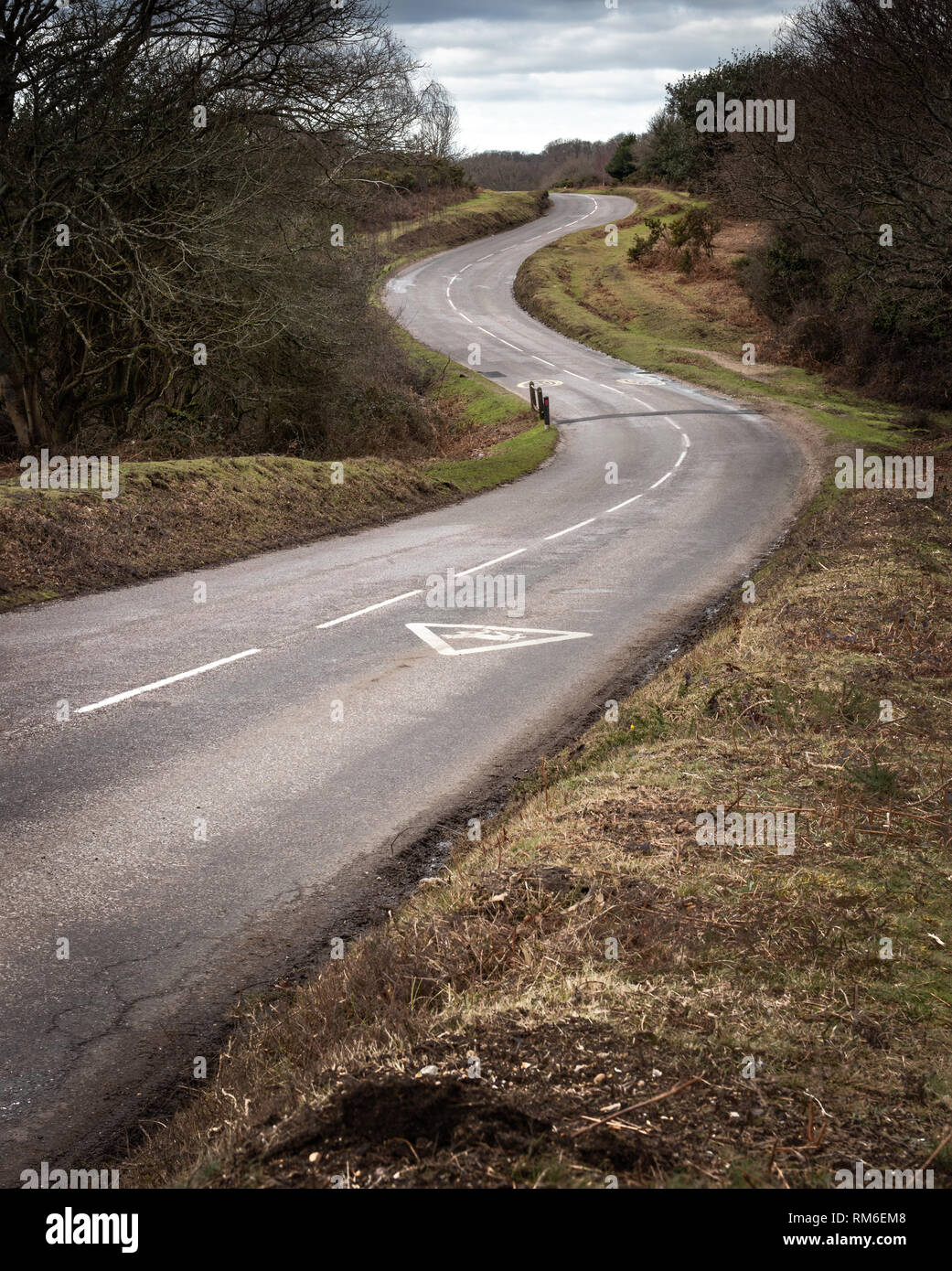 Une route qui serpente à travers la campagne anglaise Banque D'Images