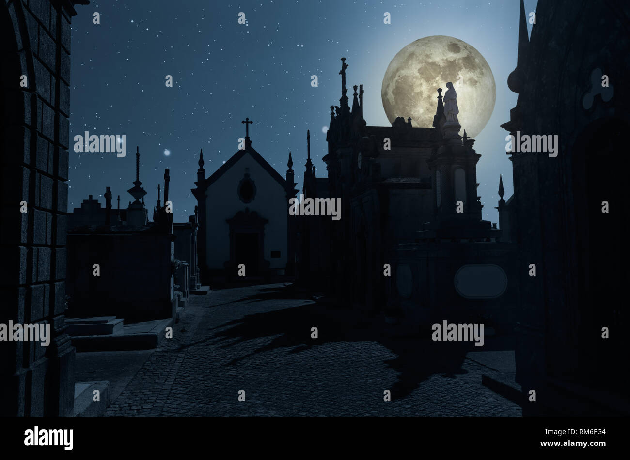 Scary Halloween graveyard contexte en une nuit de pleine lune Banque D'Images