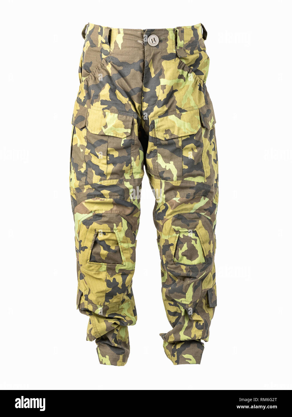 Pantalon d'extérieur pour les activités de plein air. Pantalon camouflage sur fond blanc, Banque D'Images