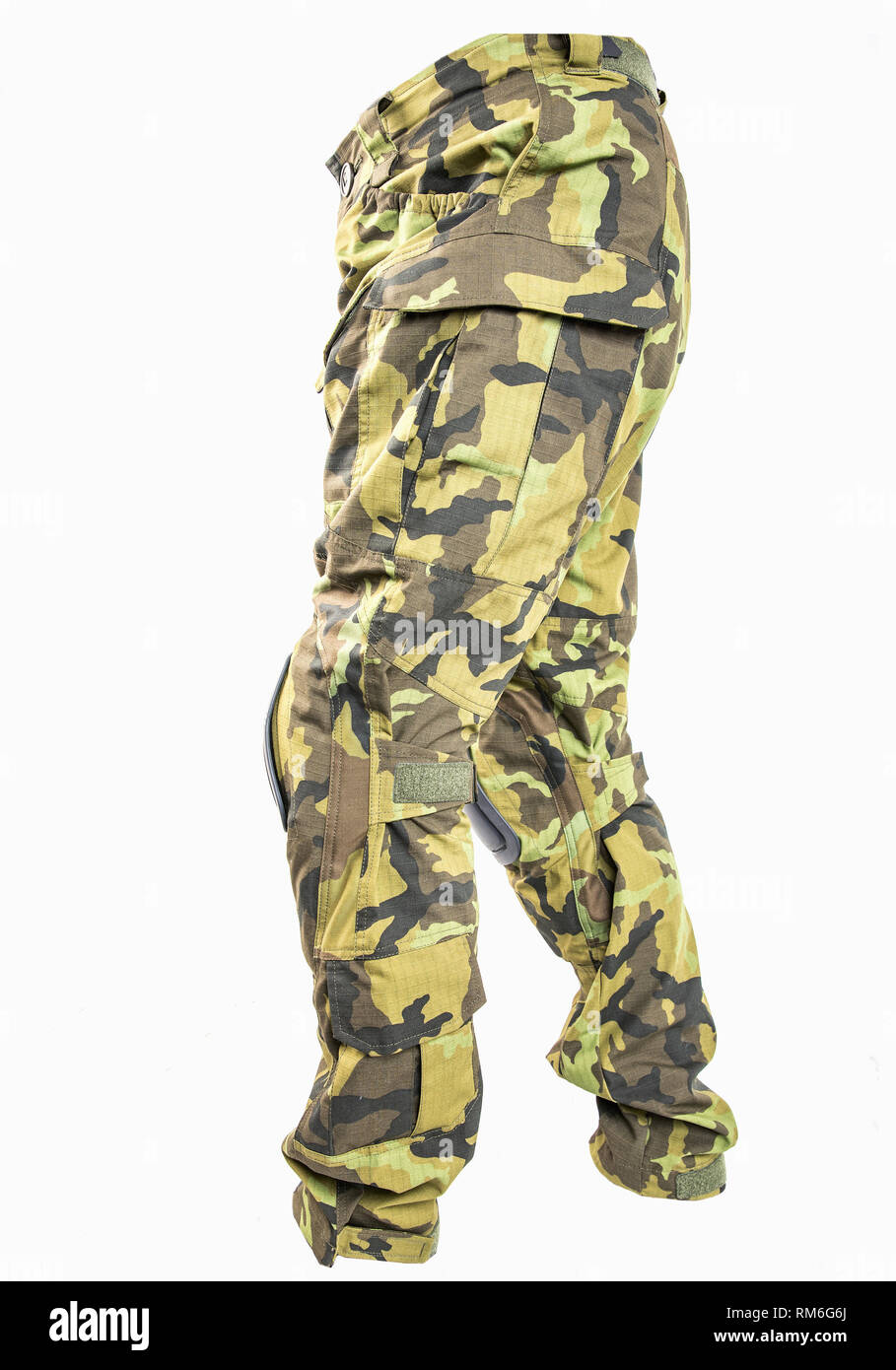 Pantalon d'extérieur pour les activités de plein air. Pantalon camouflage sur fond blanc, Banque D'Images