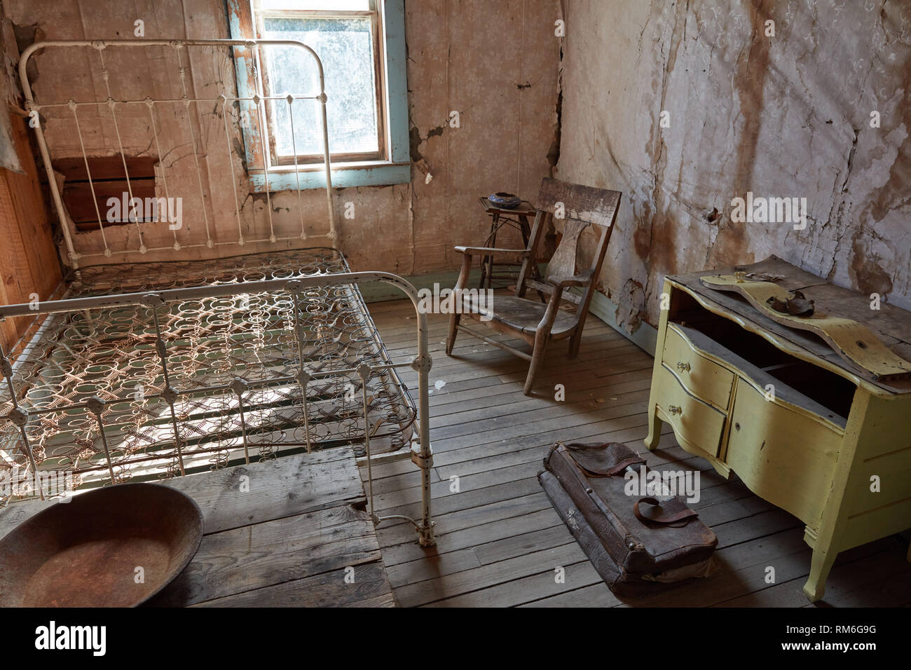 Une chambre d'hôtes dans l'hôtel dans le puits JK ville fantôme de Garnet, Montana Banque D'Images