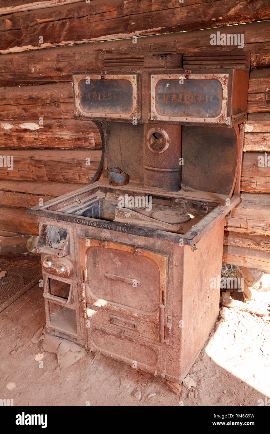 Ancien poêle à bois majestueux dans une cabine de mineur dans la ville fantôme de Garnet, Montana Banque D'Images