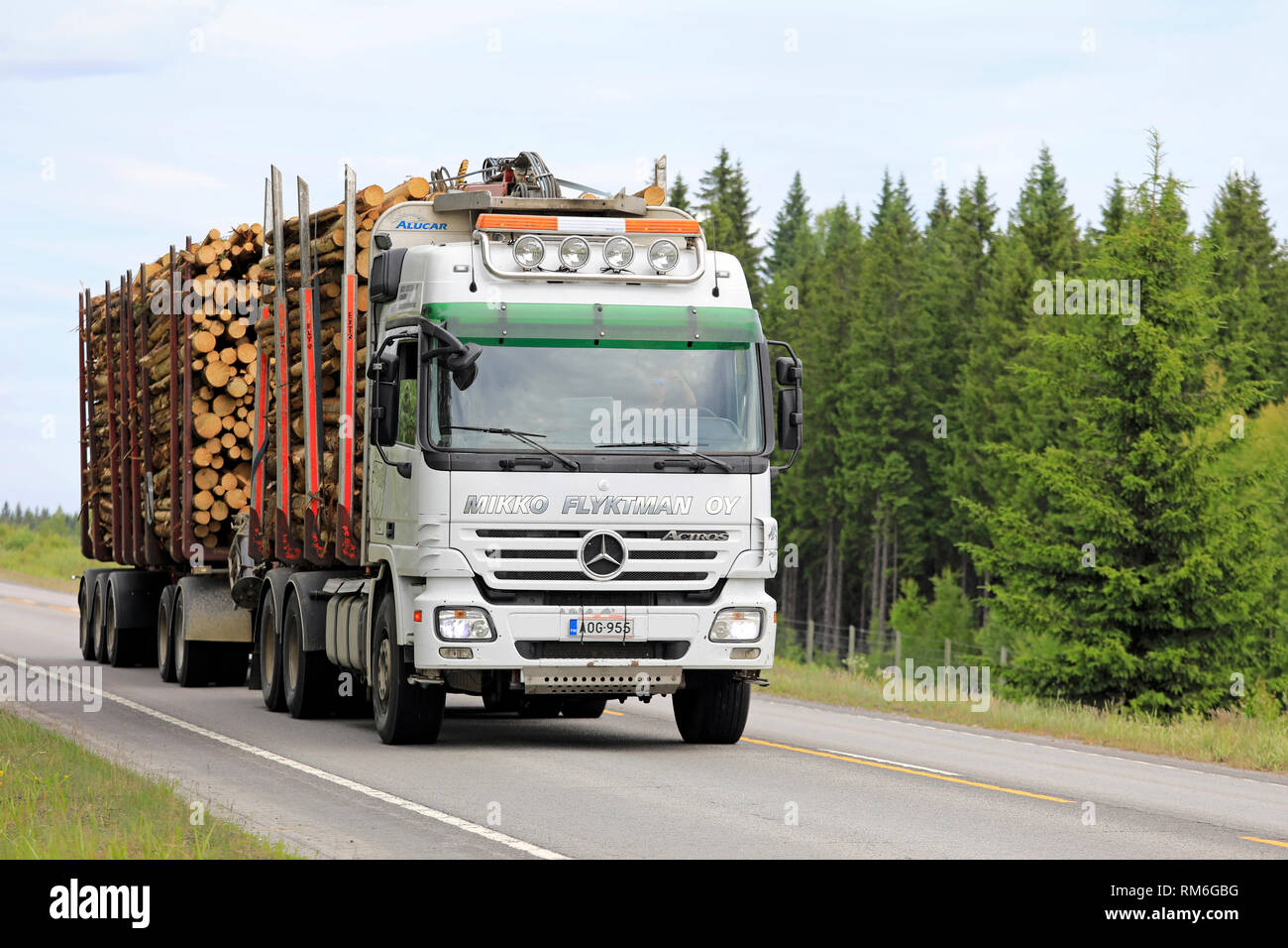 Hirvaskangas, Finlande - le 15 juin 2018 : Blanc camion Mercedes-Benz Actros de Mikko Flyktman Oy tire du bois double remorque sur l'autoroute 4 à l'été. Banque D'Images