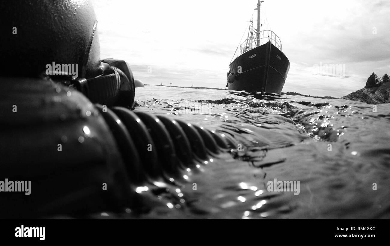 Bateau de plongée à venir pour enlèvement Banque D'Images