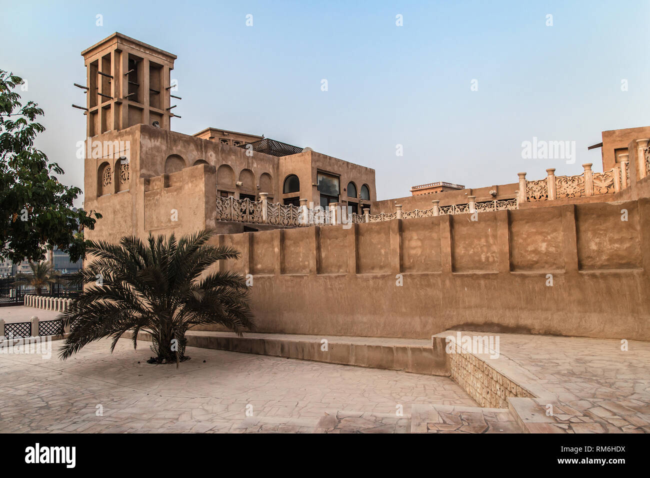 Bâtiment traditionnel dans le quartier historique de Al Bastakiya, Dubaï, Emirats Arabes Unis. Banque D'Images