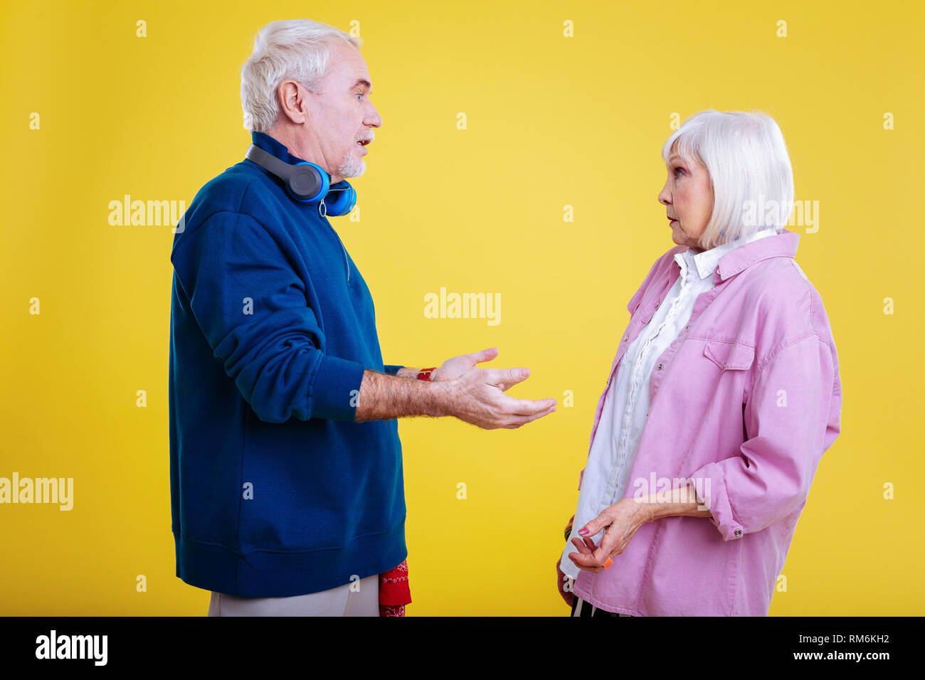 Dame âgée se sentir triste tout en étant d'accord avec mari Banque D'Images