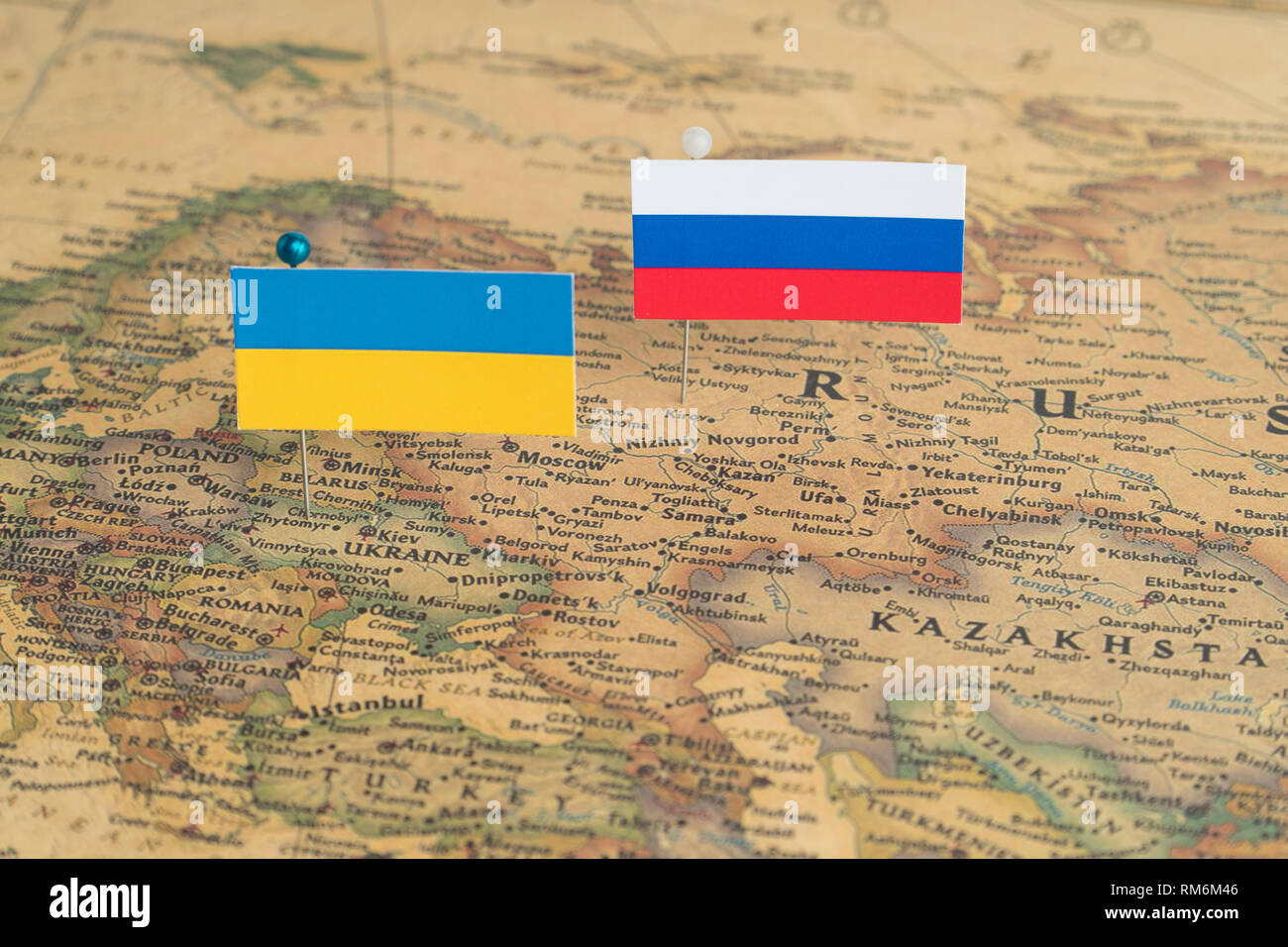 Les drapeaux de la Russie et l'Ukraine sur la carte du monde. Photo conceptuelle, de la politique et de l'ordre mondial, les divergences politiques Banque D'Images