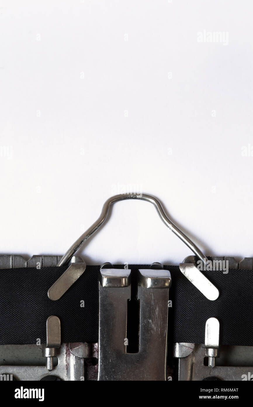 Machine à écrire avec une feuille de papier blanc close up Banque D'Images