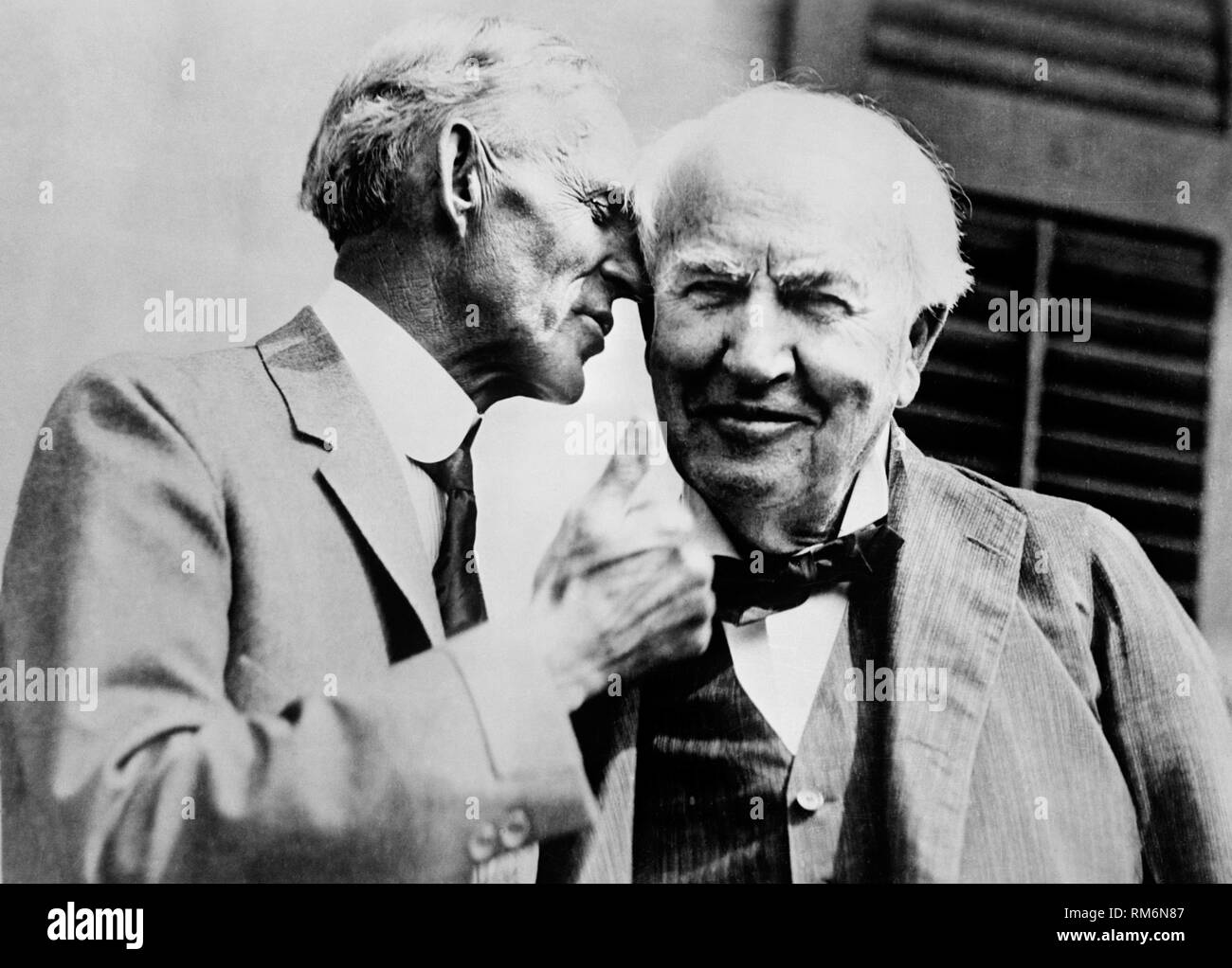 Magnat des affaires américain Henry Ford et fondateur de la Ford Motor Company et Thomas Alva Edison inventeur américain Photo prise vers 1930 Banque D'Images