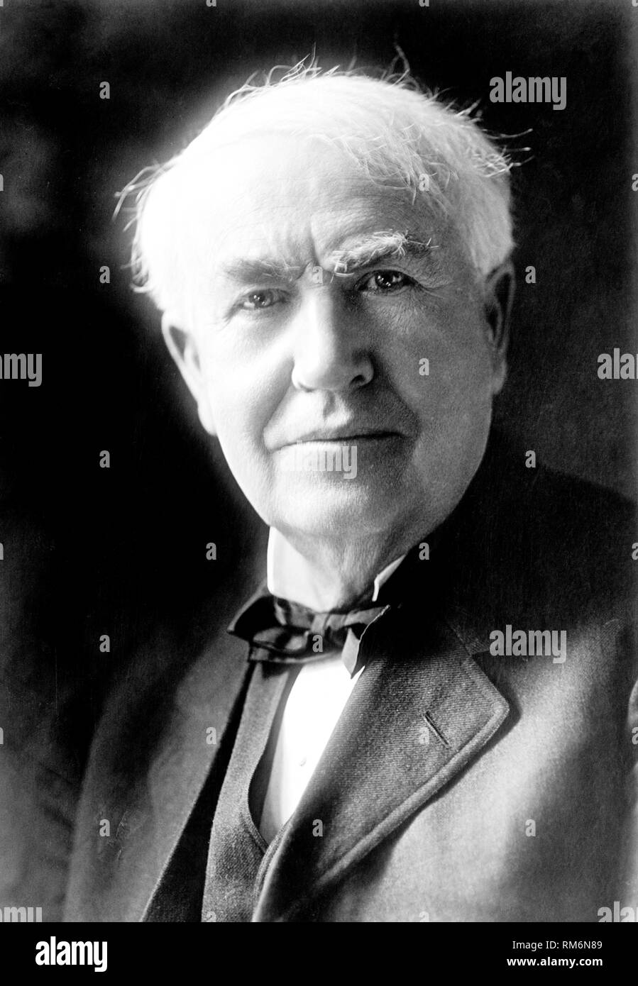 Thomas Alva Edison inventeur américain et homme d'affaires libre de mises à jour à l'aide de techniques de retouche et de restauration numérique Banque D'Images