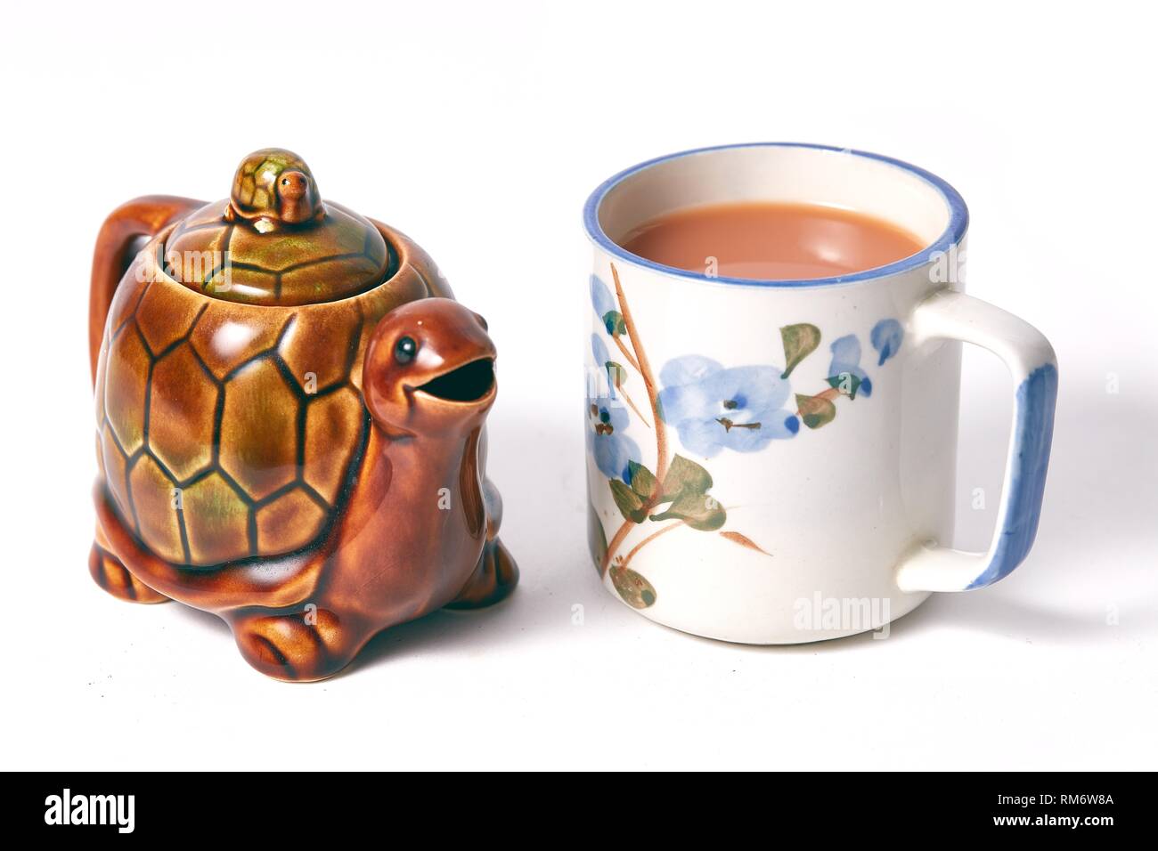 Tortue rétro théière avec tasse de thé Photo Stock - Alamy