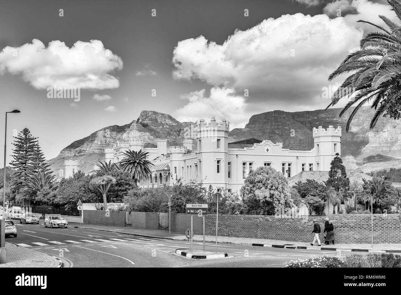 CAPE TOWN, AFRIQUE DU SUD, le 17 août 2018 : l'historique de l'hôpital de Somerset de Green Point à Cape Town. Les gens et les véhicules sont visibles. Monochrome Banque D'Images