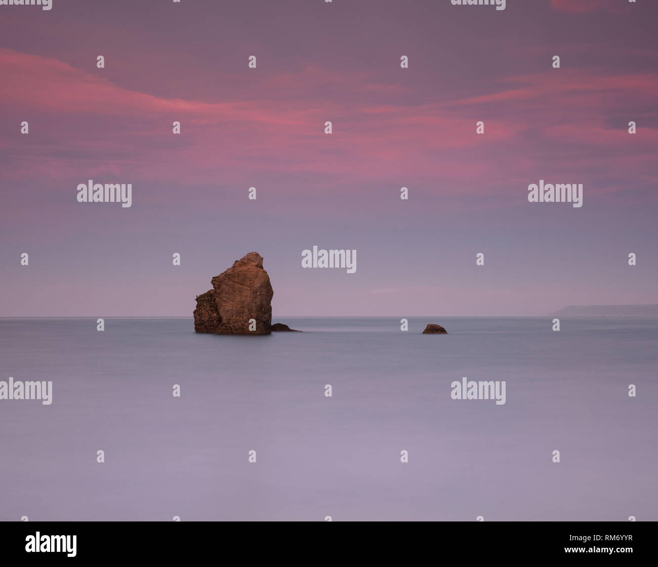 Un lever tôt le matin dans le sud du Devon. Ce beau rocher se tient dehors en mer du Sud gardiennage, sables bitumineux Thurlestone Milton Banque D'Images