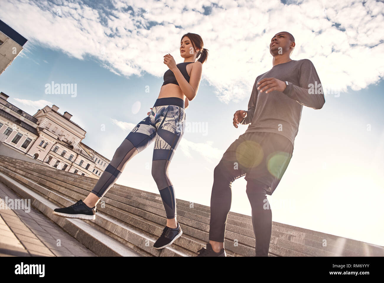 L'exercice sur l'air frais. Portrait of a young couple exercices du matin sur une journée ensoleillée et chaude. Couple en bonne santé. Motivation sport concept. Concept de remise en forme. La beauté des femmes. La vie en bonne santé. L'exercice ensemble. Matin active. loisirs Banque D'Images