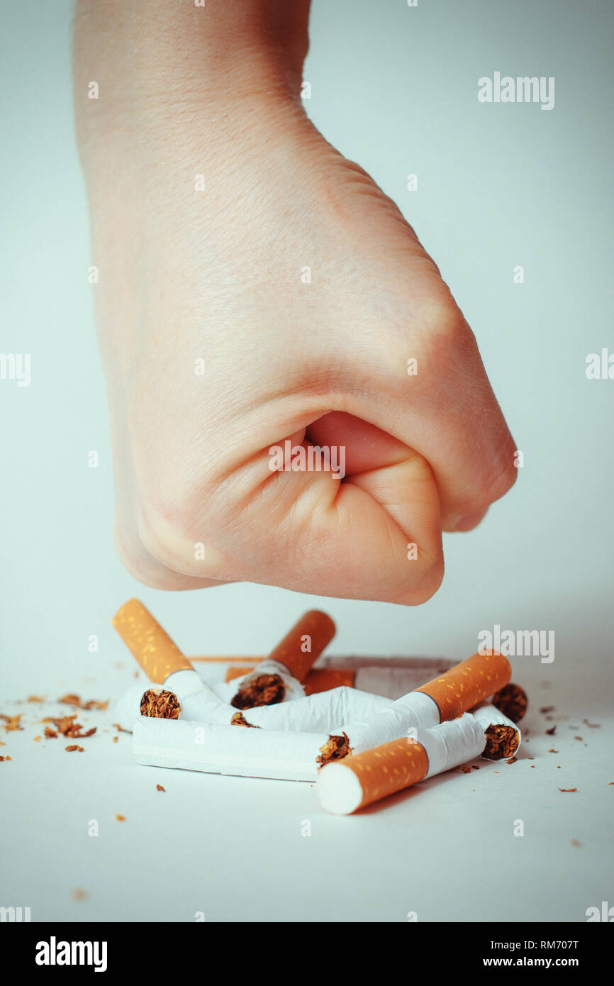 L'homme refusant cigarettes , Concept pour arrêter de fumer la cigarette et mode de vie sain. Contexte conceptuel de pour la Journée mondiale sans tabac ou le cancer dans le monde Banque D'Images