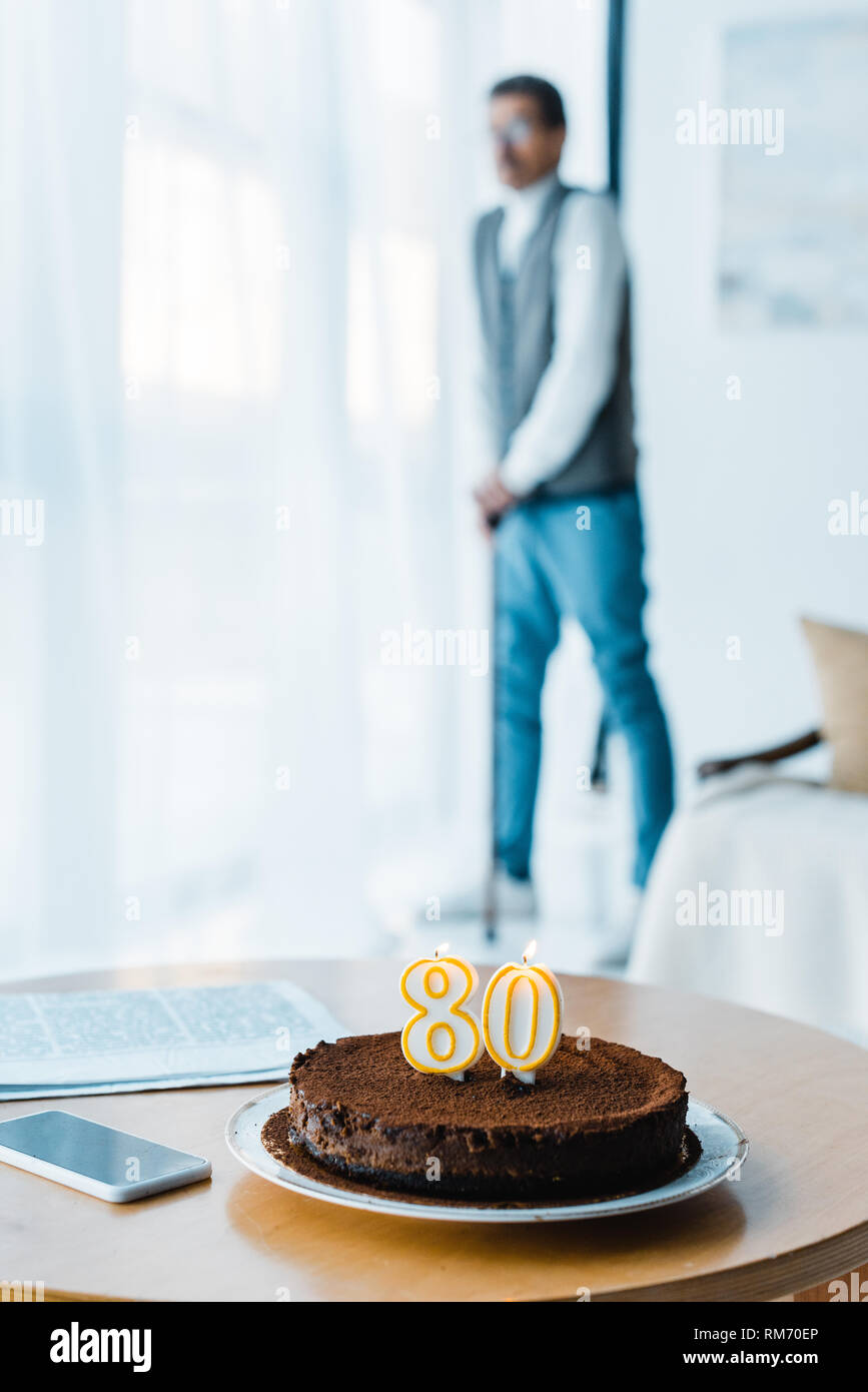 Focus Selectif De Gateau Avec Des Bougies Allumees A L Homme Debout A La Retraite Avec Canne Sur L Arriere Plan Photo Stock Alamy Focus Selectif De Gateau Avec Des Bougies Allumees A L Homme Debout A La Retraite Avec Canne Sur L Arriere Plan Photo Stock Alamy