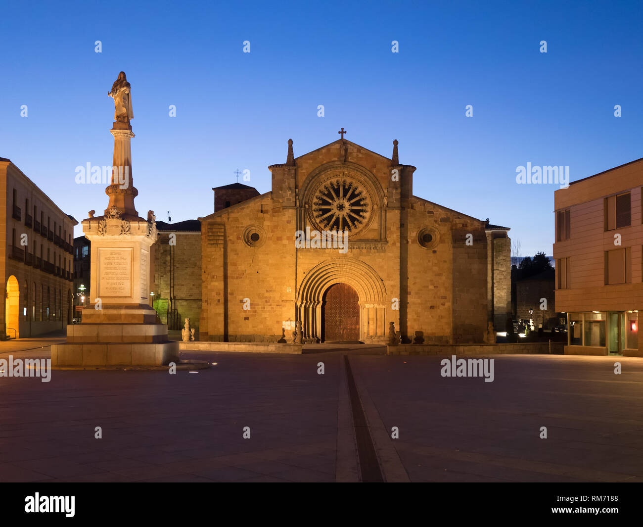 L'église San Pedro et la place Plaza de Santa Teresa de Avila, Espagne, la nuit Banque D'Images