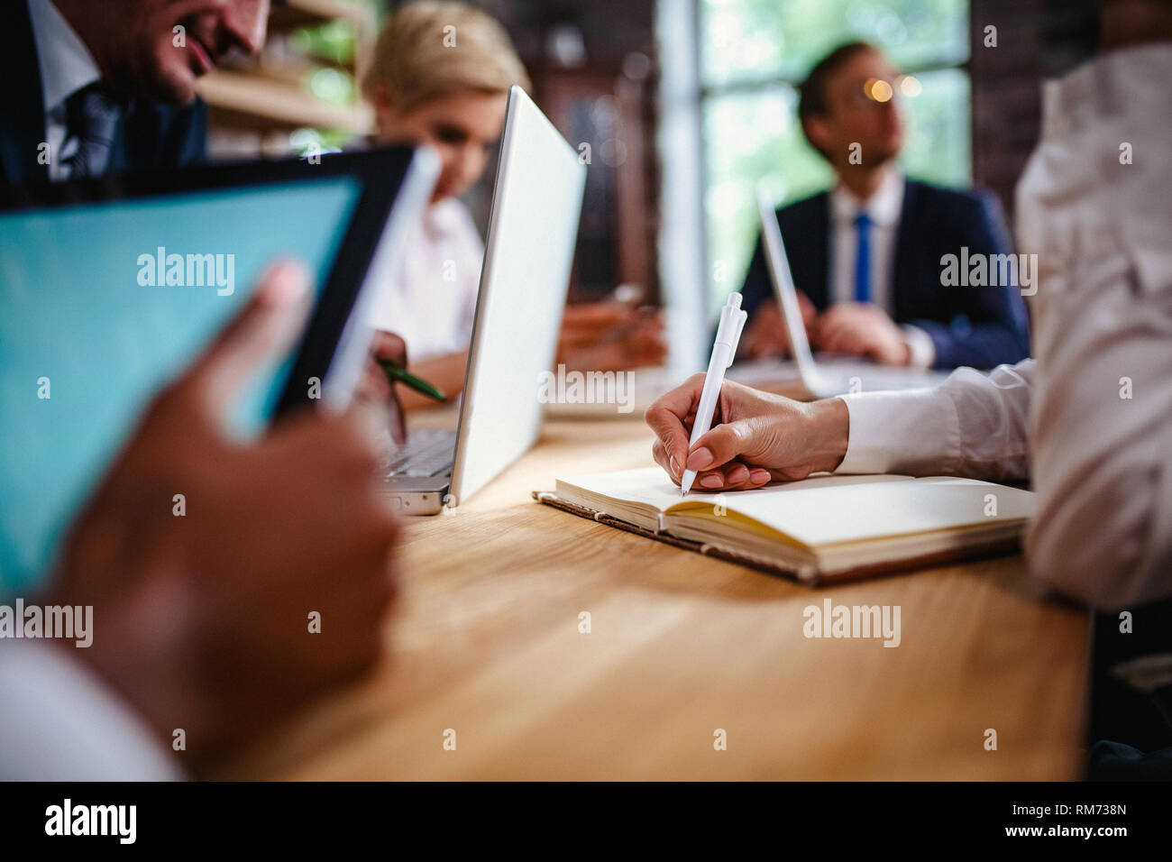 Selective focus on woman writing in notebook Banque D'Images