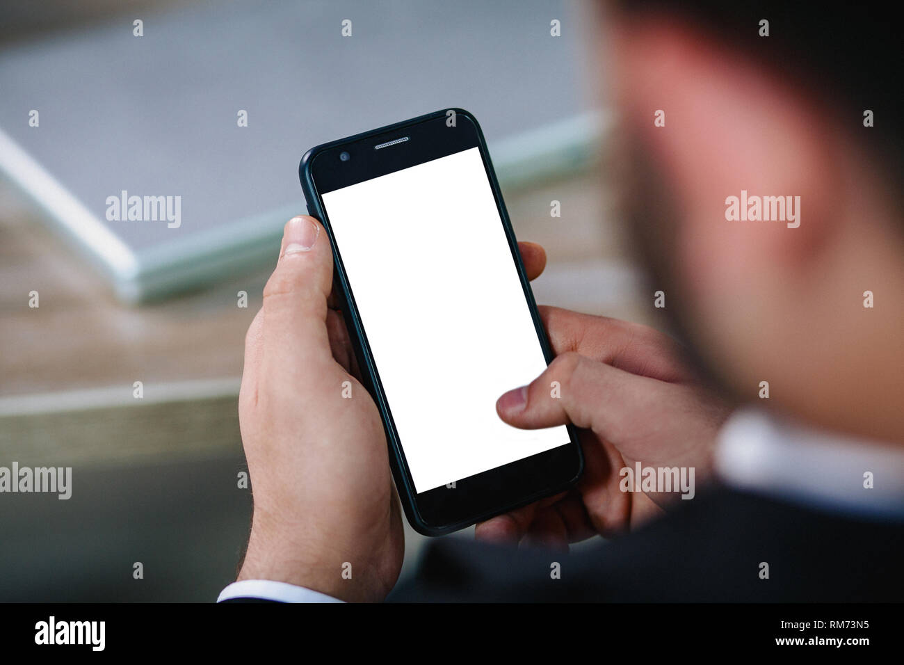 La main de l'homme tenant un Smartphone avec écran blanc vide Banque D'Images