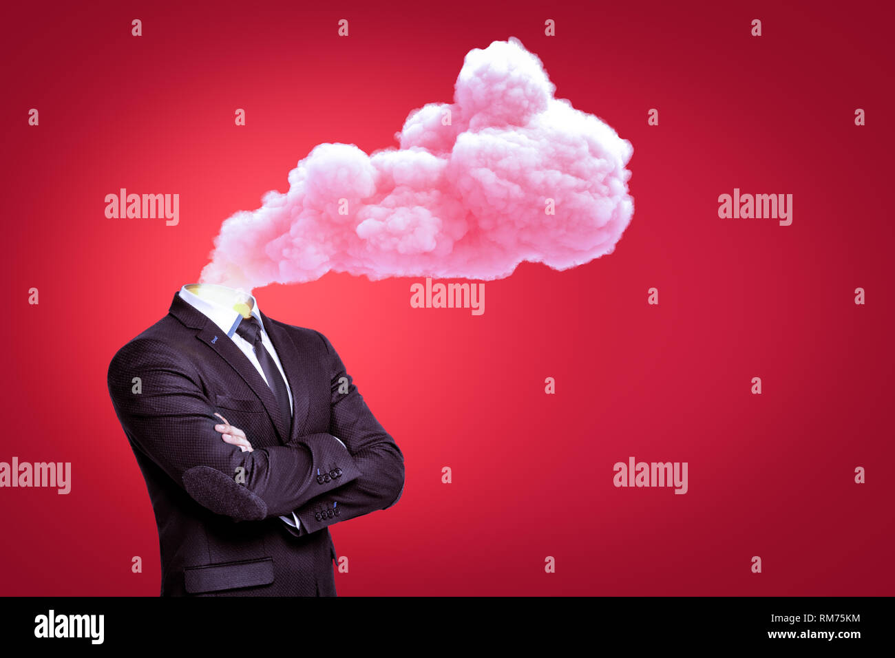 Businessman avec un nuage de fumée rose au lieu de tête sur fond rouge Banque D'Images