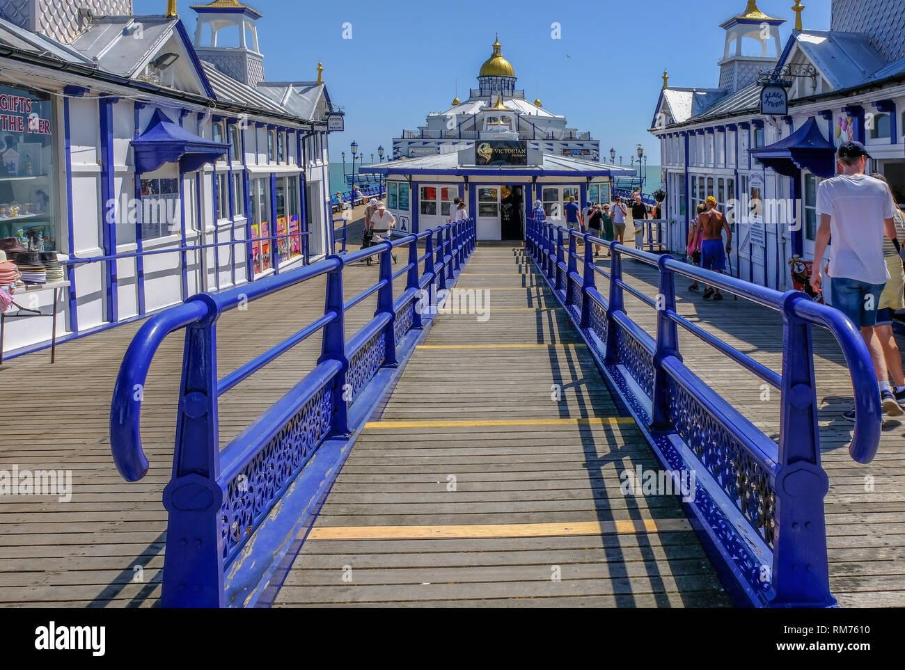 Eastbourne, Sussex, England, UK - 1 août 2018 : garde-corps bleu vous conduisant dans le salon de thé victorien sur la jetée à Eastbourne. Shot montre aux gens w Banque D'Images