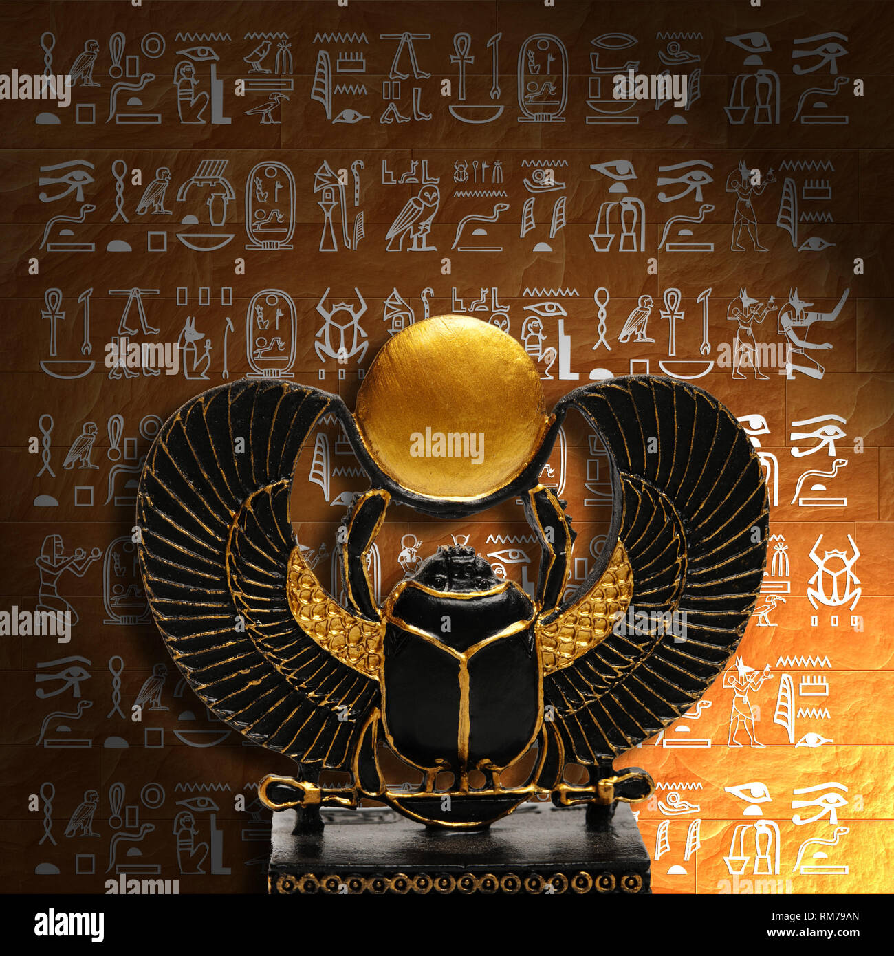 Khépri Egypte ancienne divinité devant un mur avec des hiéroglyphes Banque D'Images