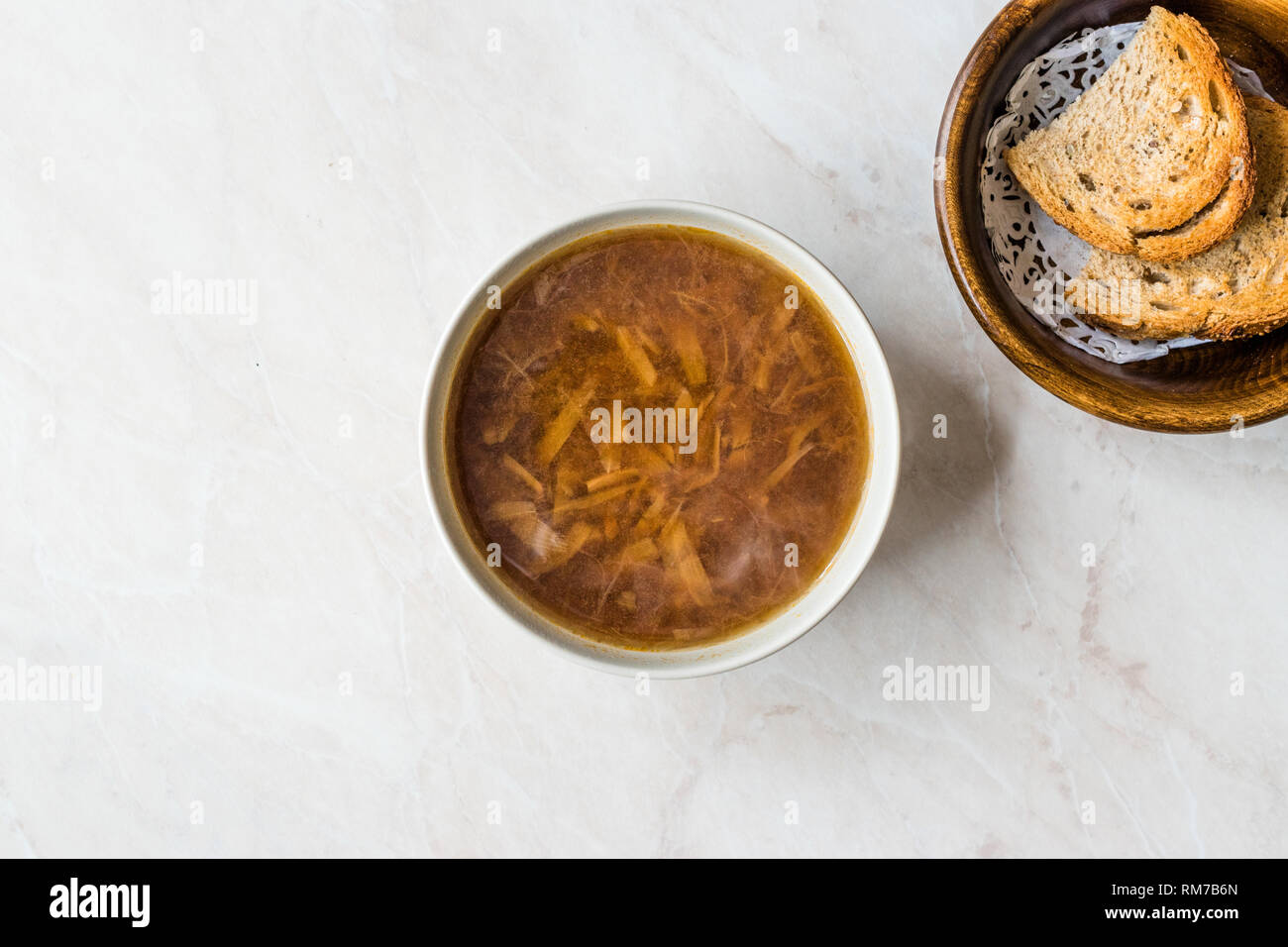 Soupe à l'oignon avec du pain sur la surface en marbre. Aliments biologiques traditionnelles. Banque D'Images