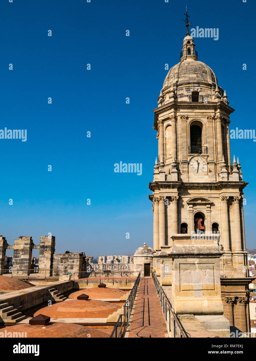 Toit en briques voûté inhabituelle et de l'horloge du clocher, Basilique Cathédrale, Malaga, Andalousie, Espagne Banque D'Images
