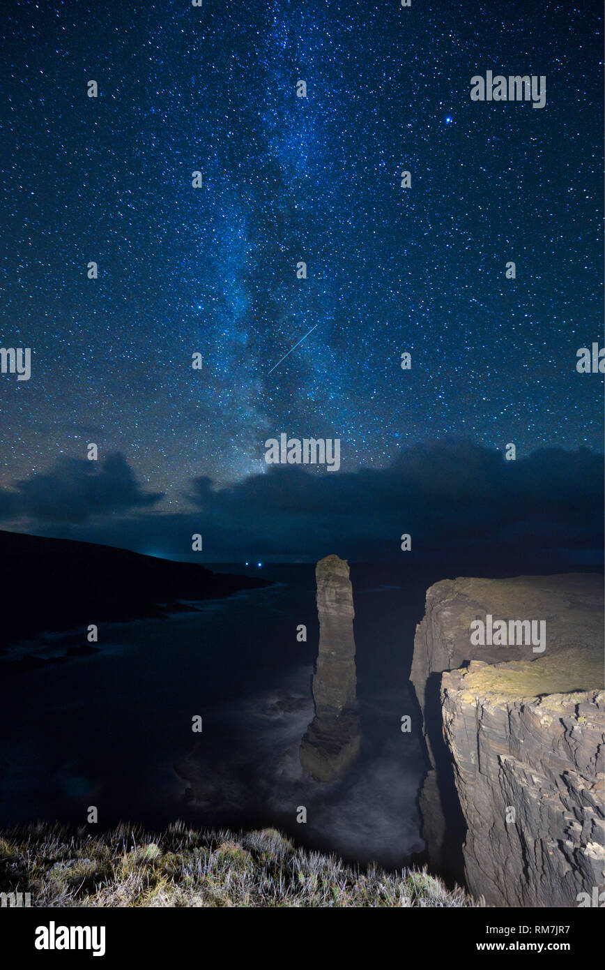 Voie Lactée plus Yesnaby, Îles Orkney Banque D'Images