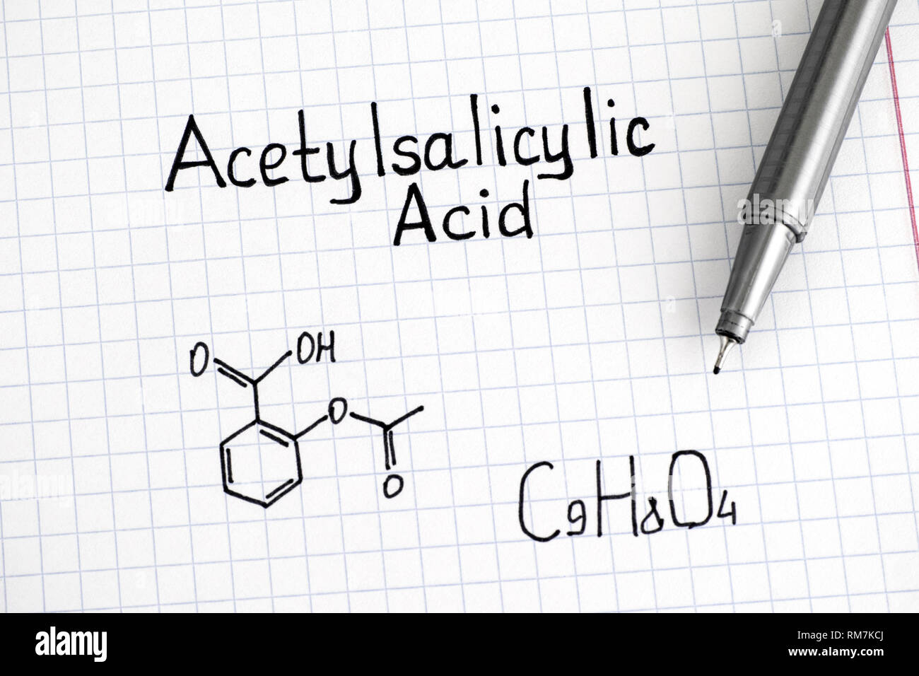 Formule chimique de l'acide acétylsalicylique avec stylo. Libre Photo Stock  - Alamy