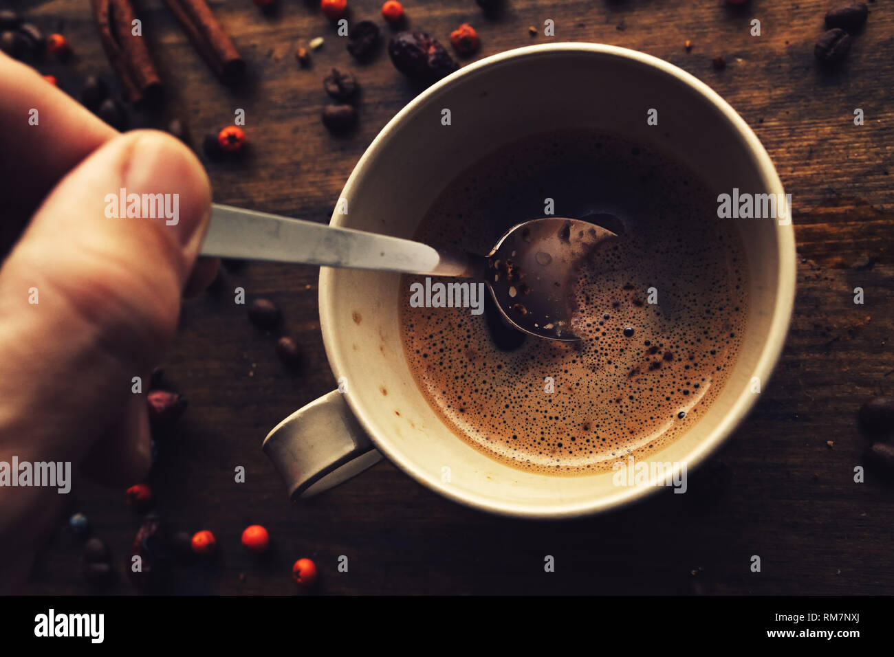 Homme du café dans une tasse avec cuillère, vue d'en haut Banque D'Images