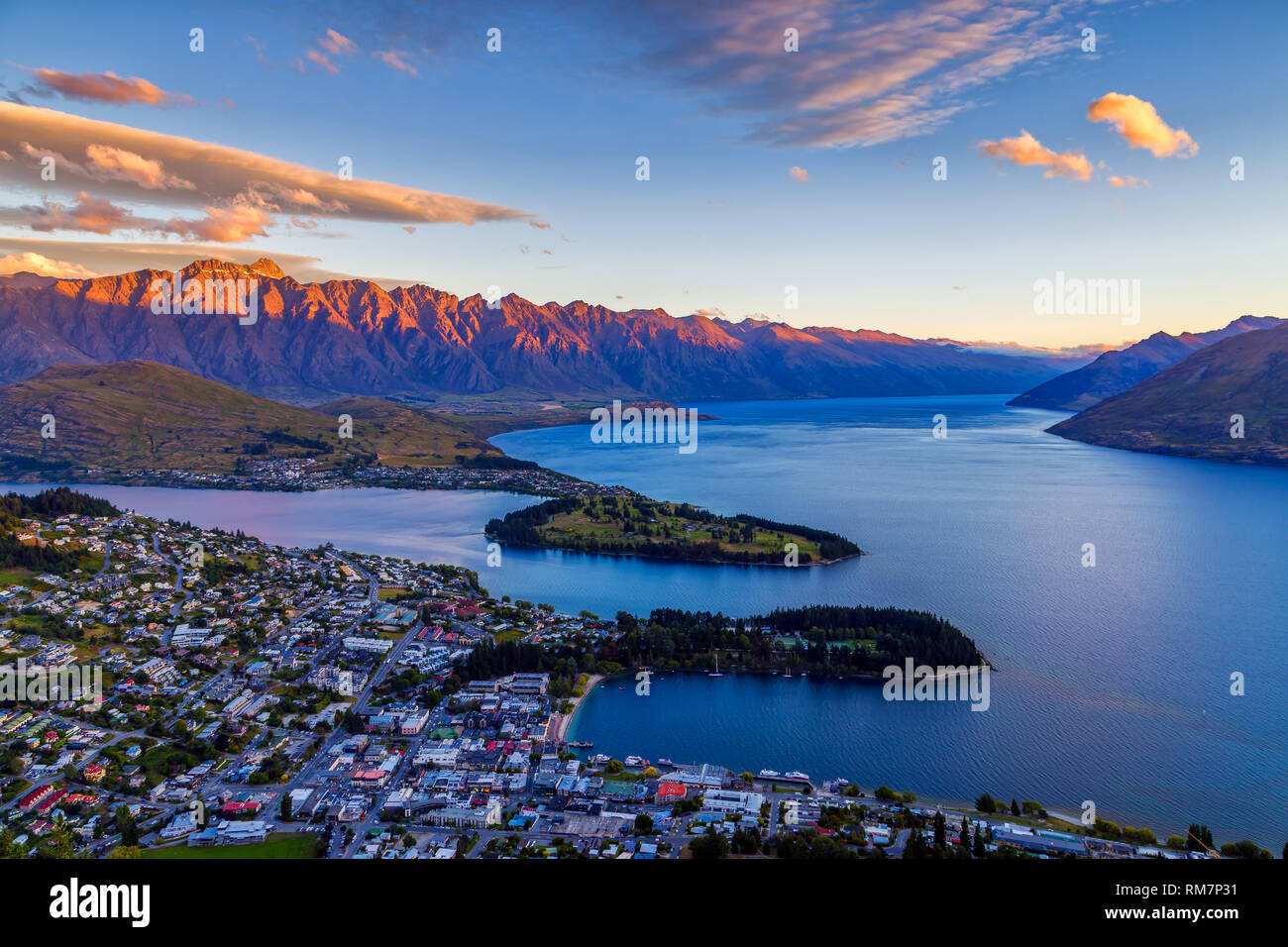 À partir de la Sky Restaurant vous avez une vue fantastique sur Queenstown et le lac Wakatipu au coucher du soleil. Banque D'Images