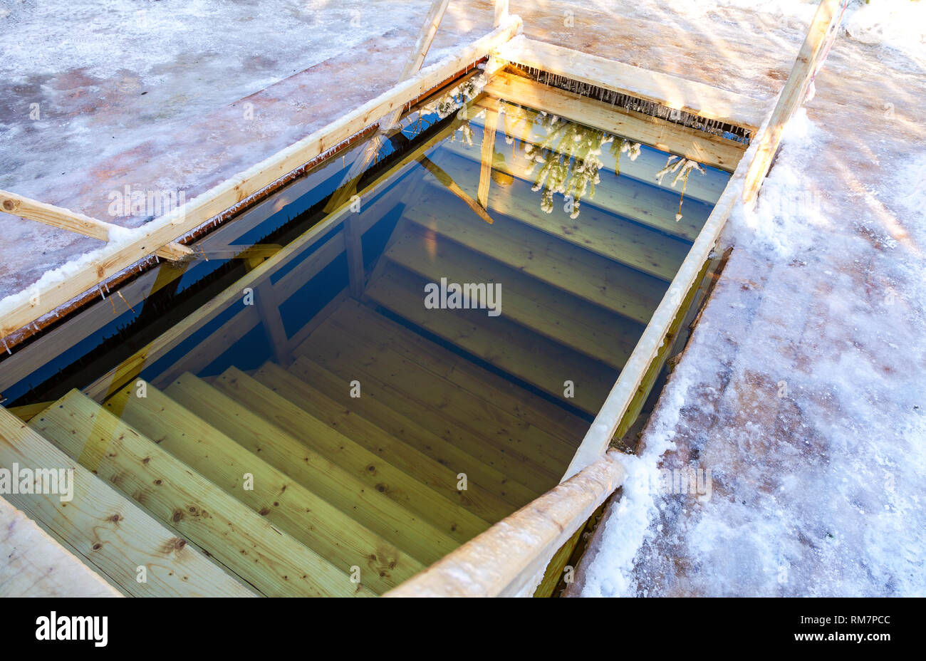 Trou dans la glace pour la natation hivernale traditionnelle à la rivière en Russie Banque D'Images