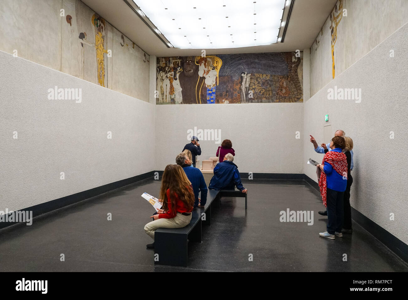 Les touristes à la recherche à la Frise Beethoven de Gustav Klimt peinture dans le bâtiment de la Sécession à Vienne, Autriche Banque D'Images