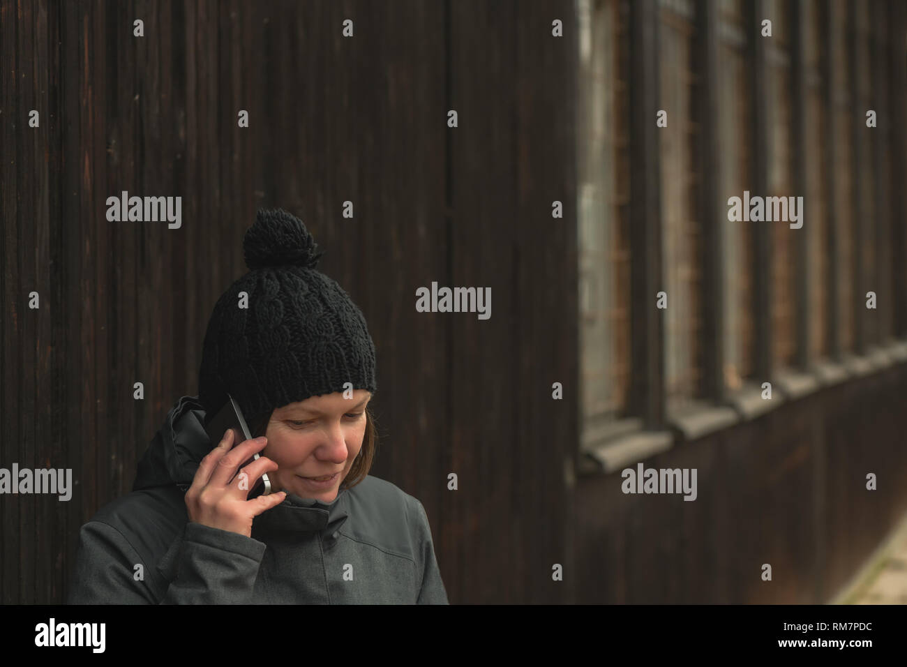Conversation sur téléphone mobile street en hiver, des profils caucasian Woman talking on telephone Banque D'Images