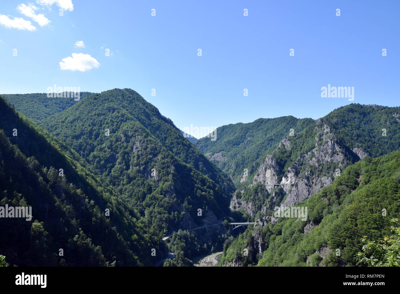 Mont Cetatea près de Château Poenari. La vallée de la rivière Arges, Roumanie. Banque D'Images
