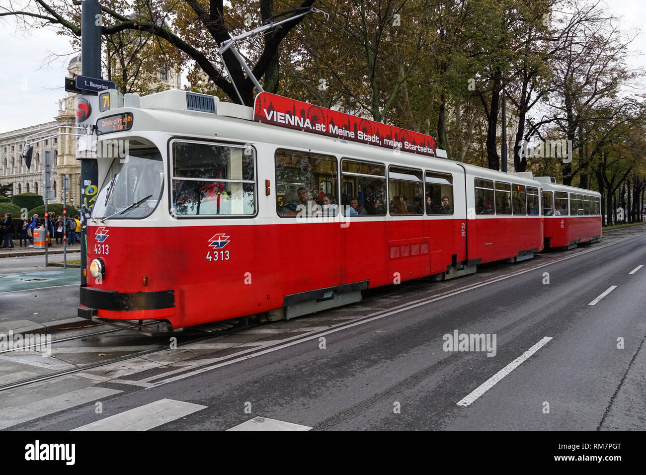 Tram vintage rouge typique sur la Ringstrasse de Vienne, Autriche Banque D'Images
