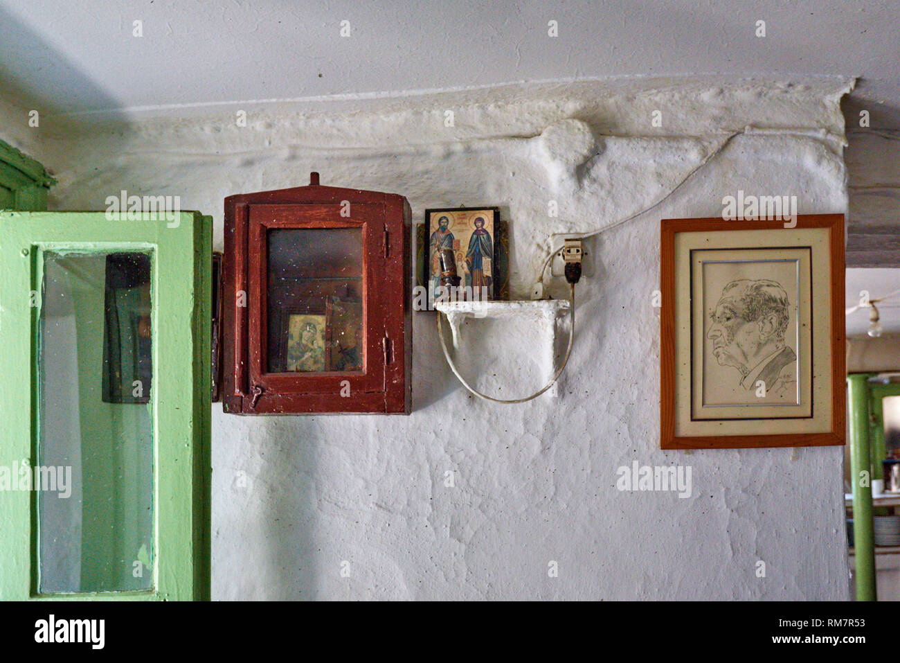 Icônes et portrait dans le restaurant typique Diporto, dans une cave et à proximité de l'Varvakios Marché Central à Athènes, Grèce Banque D'Images