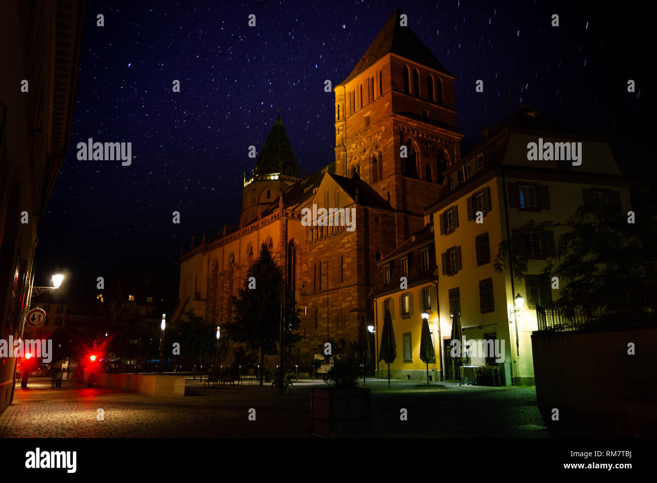Église Saint Thomas contre ciel étoilé, Strasbourg Banque D'Images