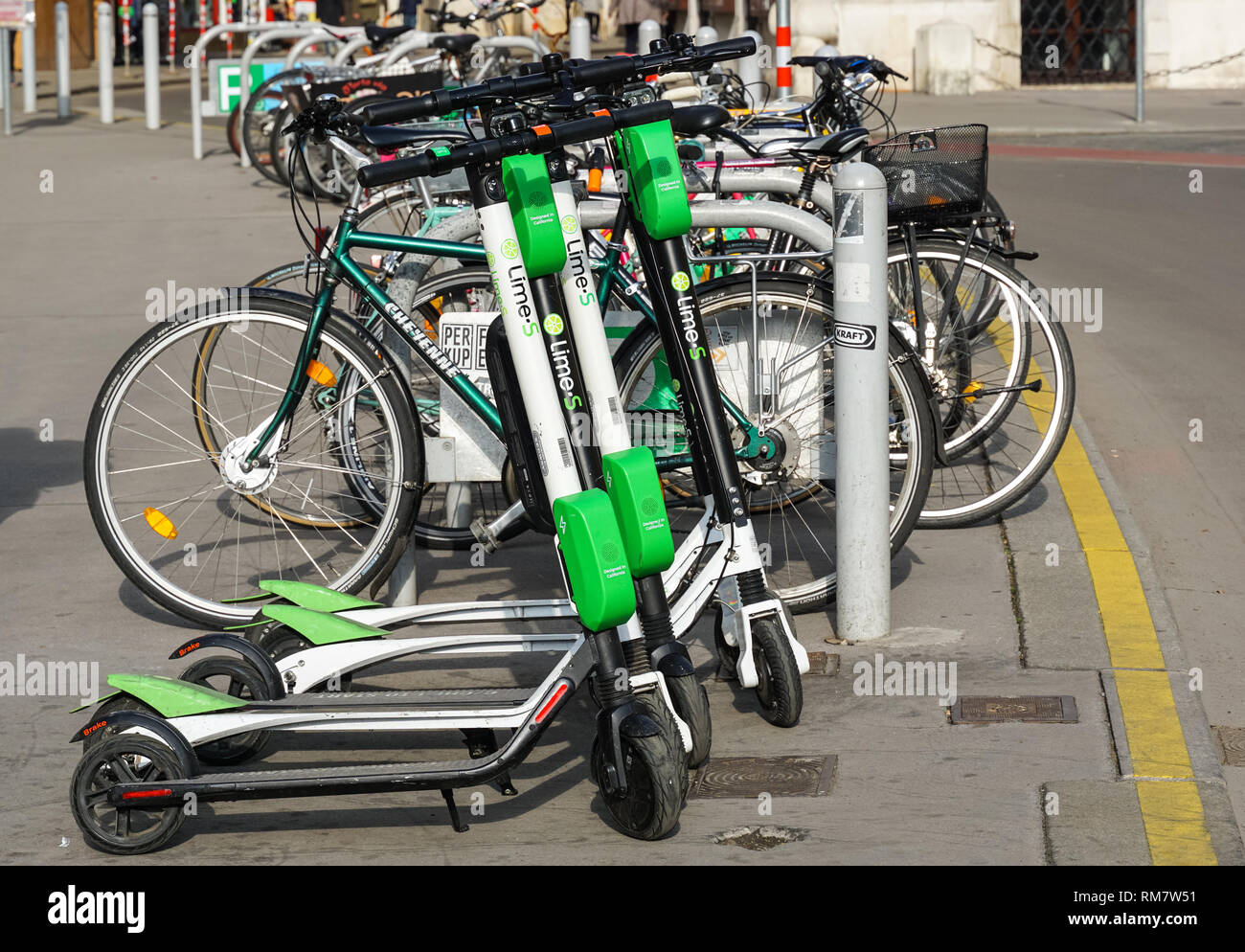 Scooters électriques lime à louer à Vienne, Autriche Banque D'Images