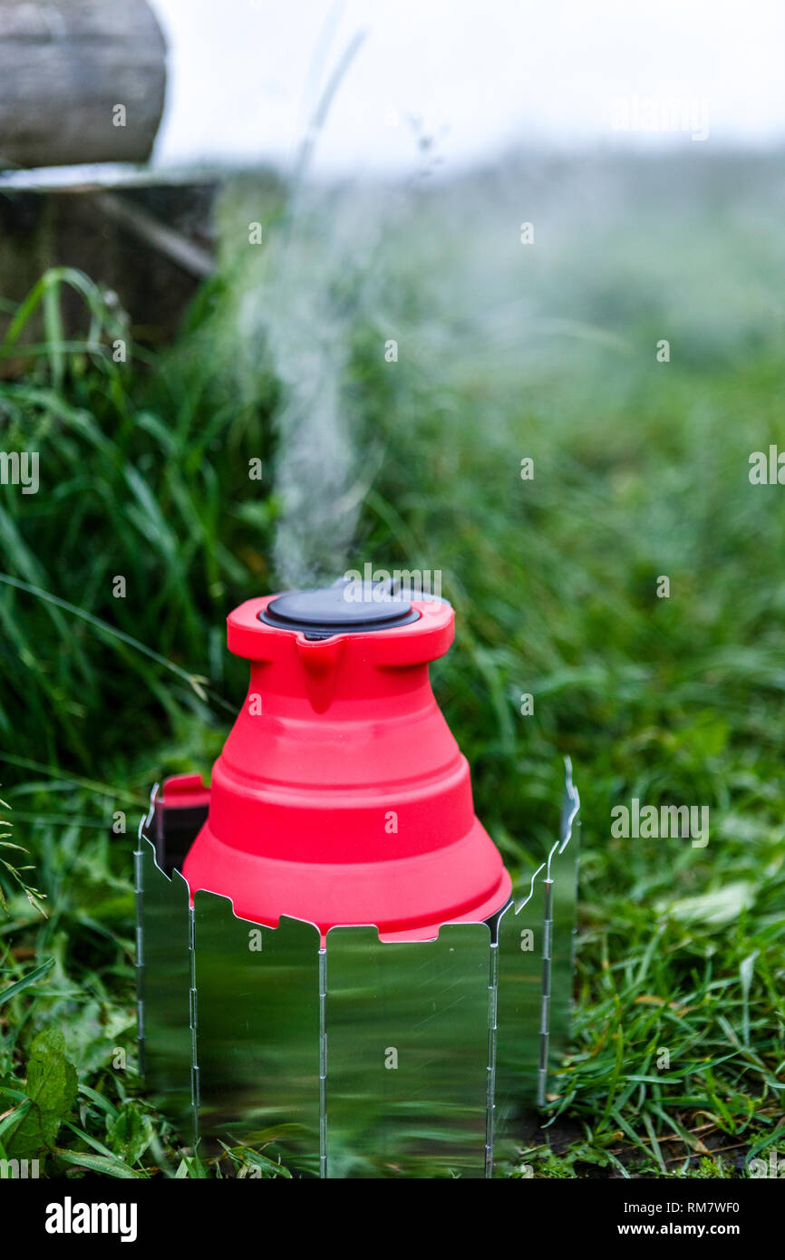Fodable camping électrique avec de l'eau bouillante sur les repas. Banque D'Images