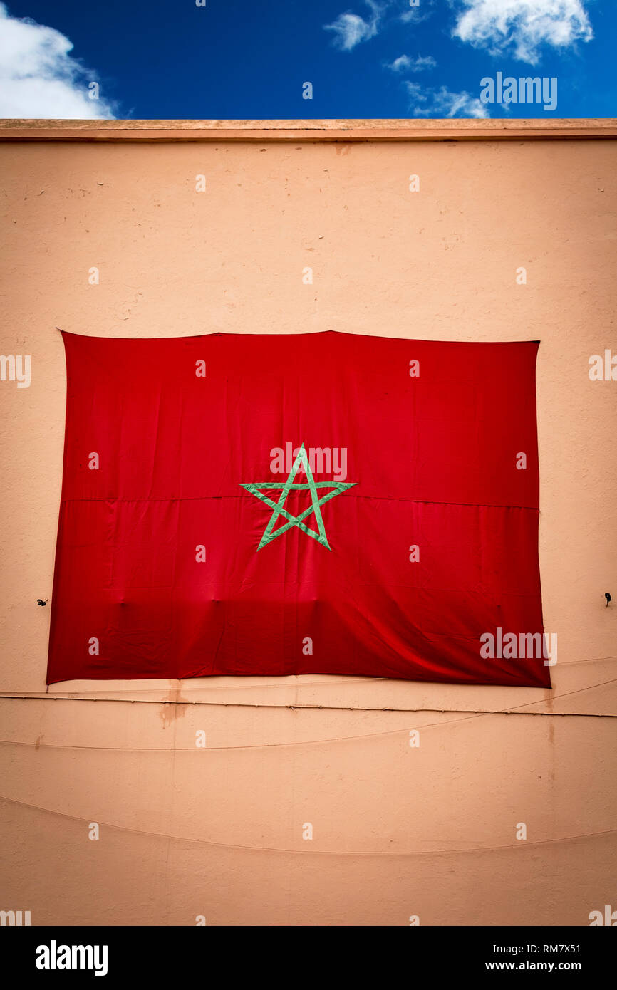 Maroc drapeau sur le haut mur à Marrakech Banque D'Images