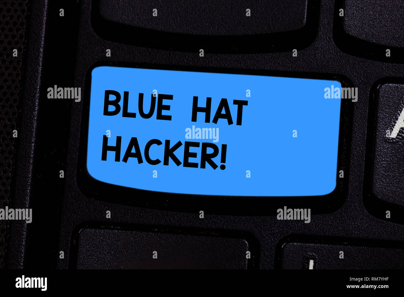 Signe texte montrant Blue Hat Hacker. Personne photo conceptuelle des  sociétés d'experts-conseils qui bug système avant de lancer son intention  de créer une touche de clavier d'ordinateurs Photo Stock - Alamy