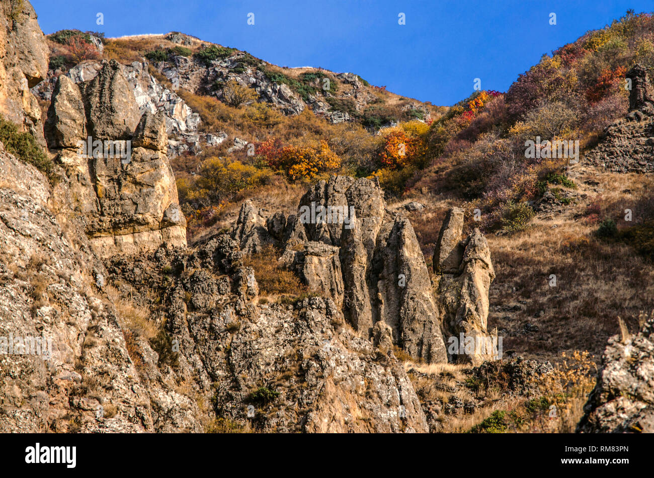 Automne multicolores avec des pentes des corniches en pierre dans les montagnes de Geghama ridge,sur une journée ensoleillée autour de Guéghard monastère en Arménie Banque D'Images